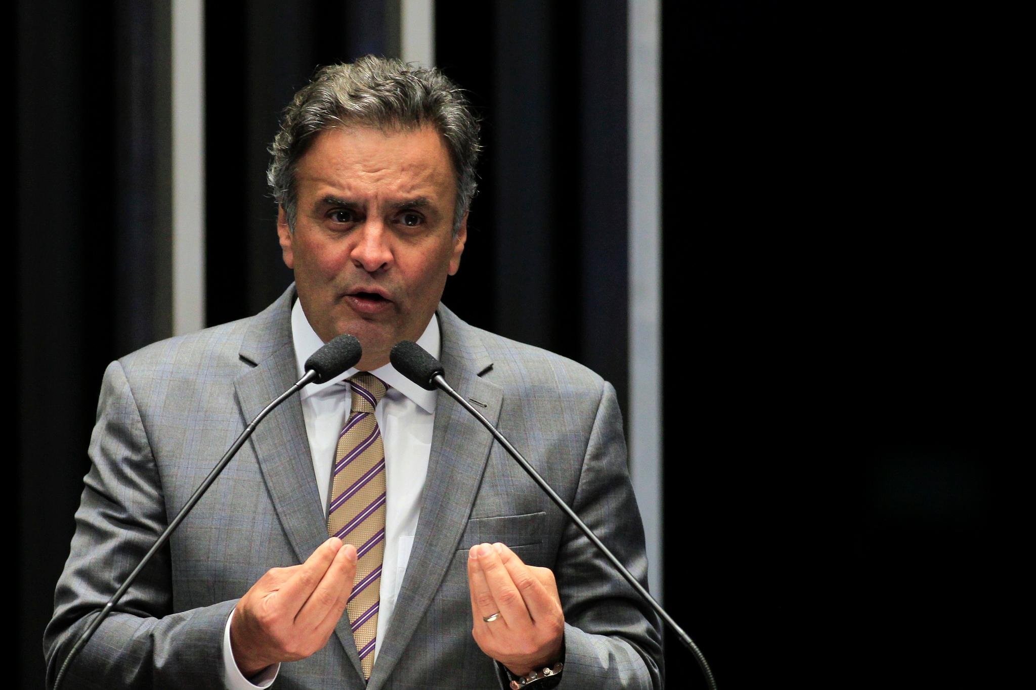 A&eacute;cio pede ren&uacute;ncia de Dilma 