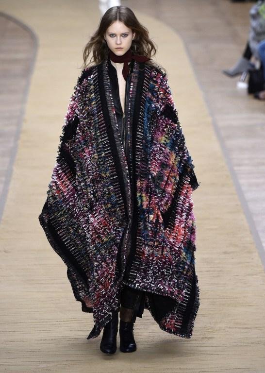 Ponchos com inspira&ccedil;&atilde;o indiana tomaram conta das passarelas