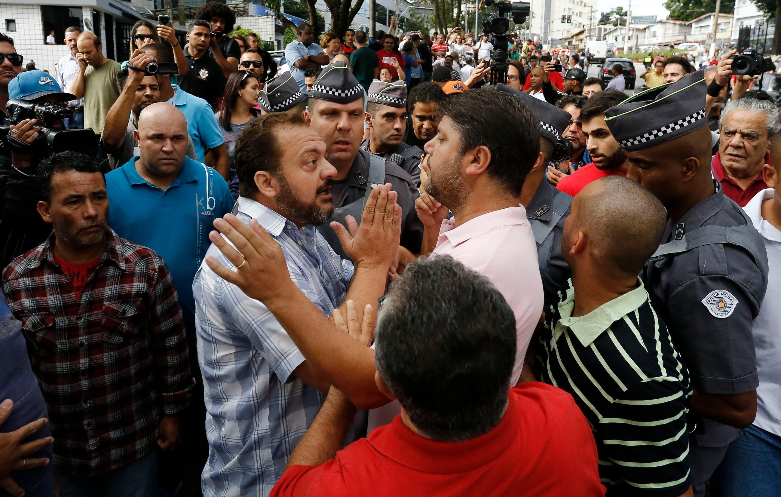 Manifestantes pr&oacute; e contra Lula entram em confronto em S&atilde;o Paulo 