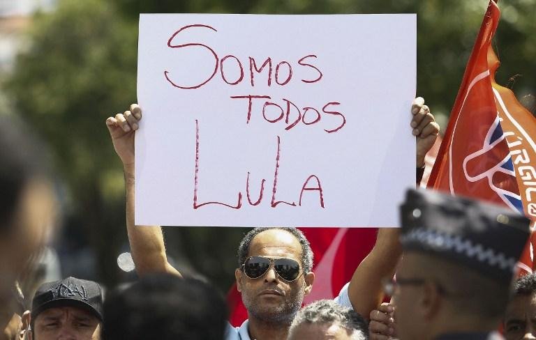 Manifestantes d&atilde;o apoio a Lula em S&atilde;o Bernardo dos Campos