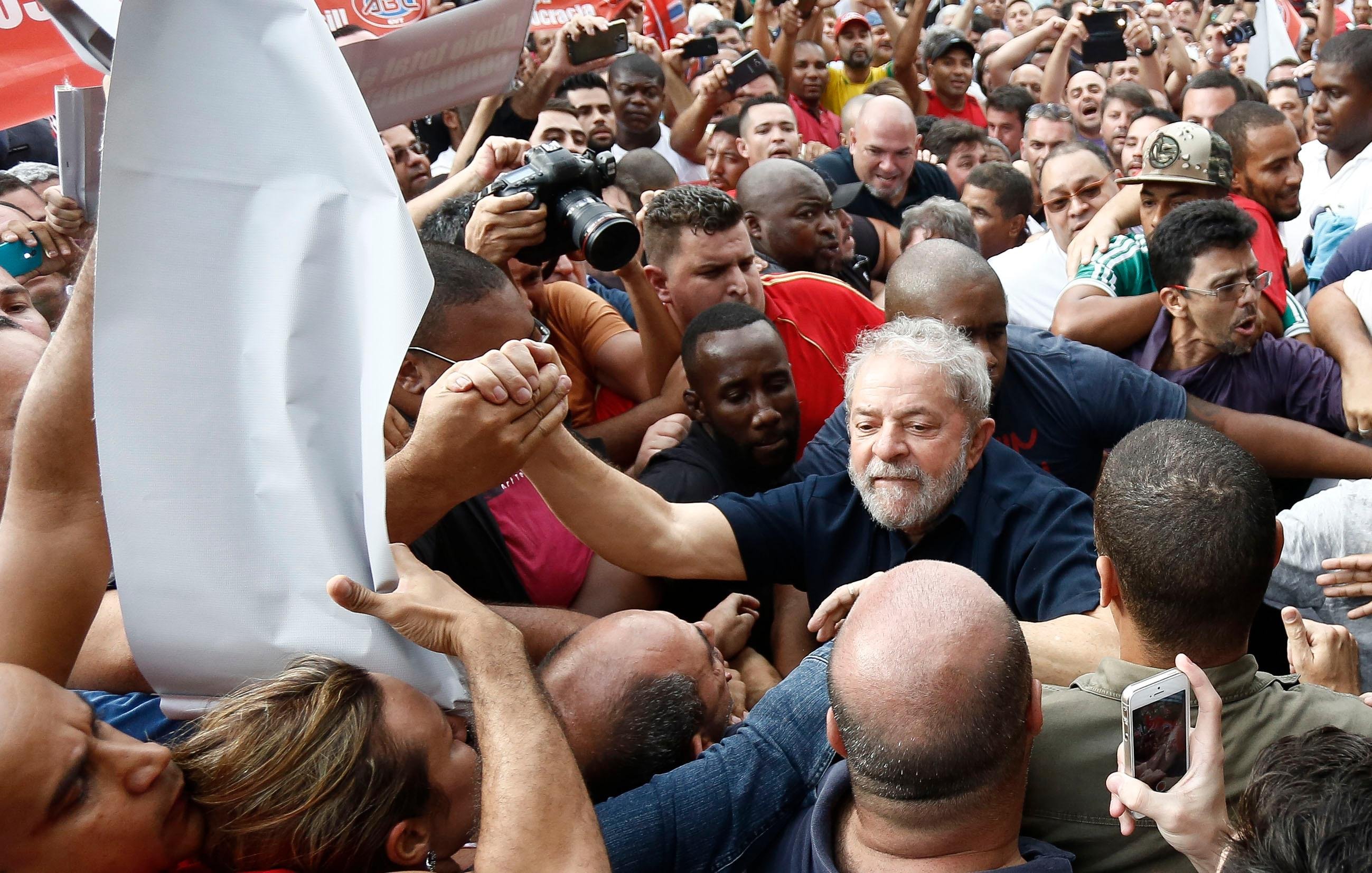 Militantes foram apoiar Lula em frente sua casa em S&atilde;o Bernardo do Campo