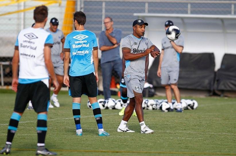 T&eacute;cnico reconheceu que jogadas agudas pelas laterais vinham gerando dificuldade para o Gr&ecirc;mio