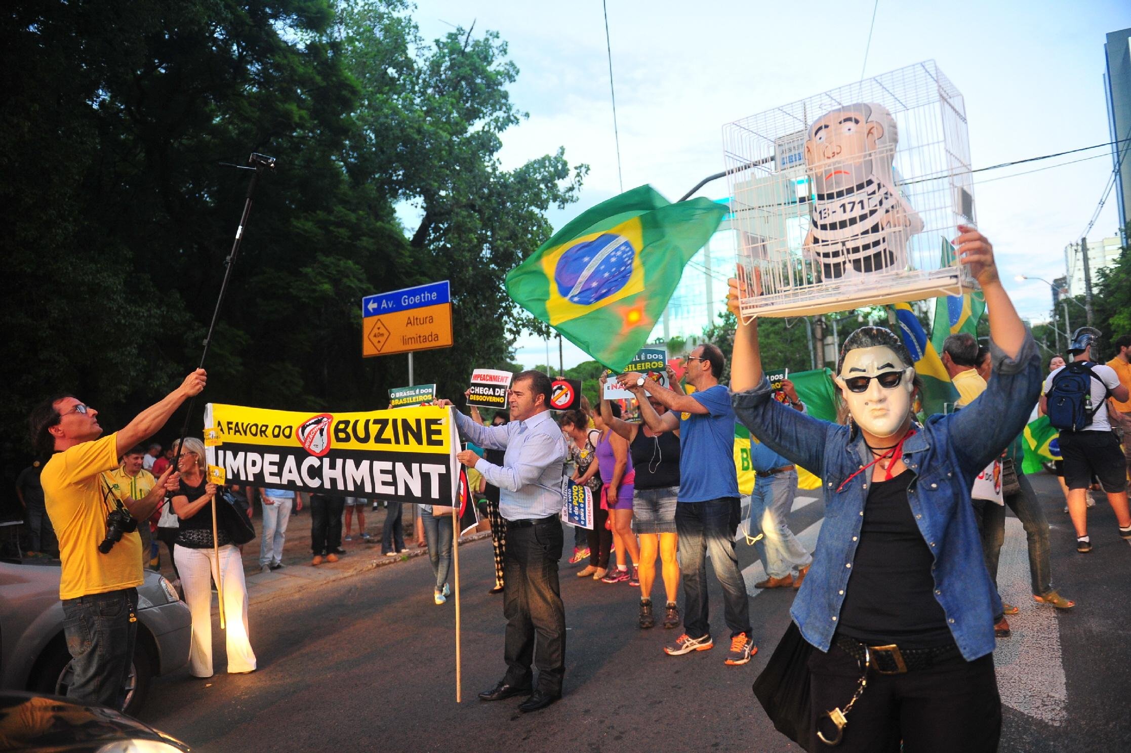 Manifestantes levaram bonecos "pixuleco", faixas por impeachment e m&aacute;scaras do "japon&ecirc;s da federal"