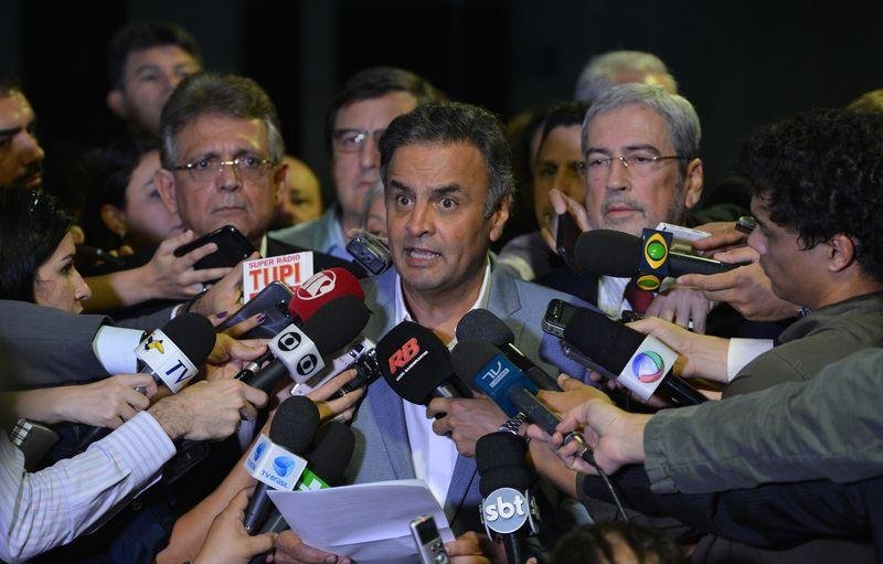 Senador A&eacute;cio Neves leu nota amea&ccedil;ando parar o Brasil