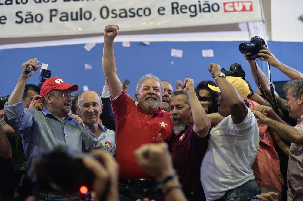 Ex-presidente fez discurso emocionado no Centro de S&atilde;o Paulo, criticando "ofensa pessoal" de Moro