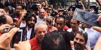 Lula desce de apartamento para cumprimentar público em vigília