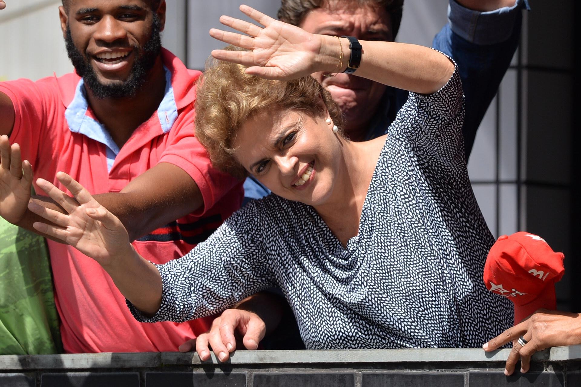 Dilma deixa pr&eacute;dio de Lula em S&atilde;o Bernardo ap&oacute;s uma hora de encontro