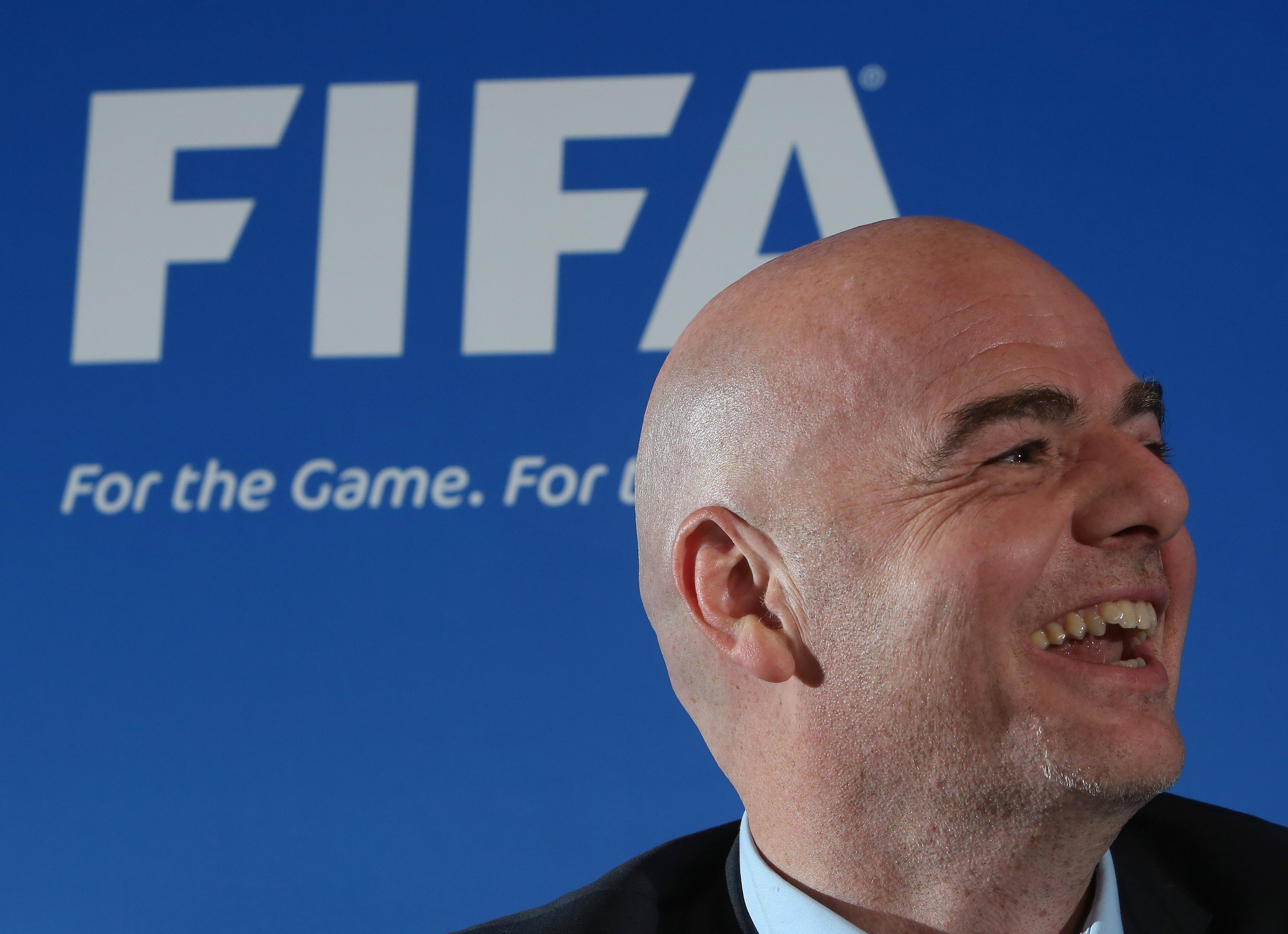 Infantino cuida da imagem em primeira viagem como presidente da Fifa