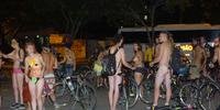 Pedalada pelada reuniu dezenas de ciclistas em Porto Alegre