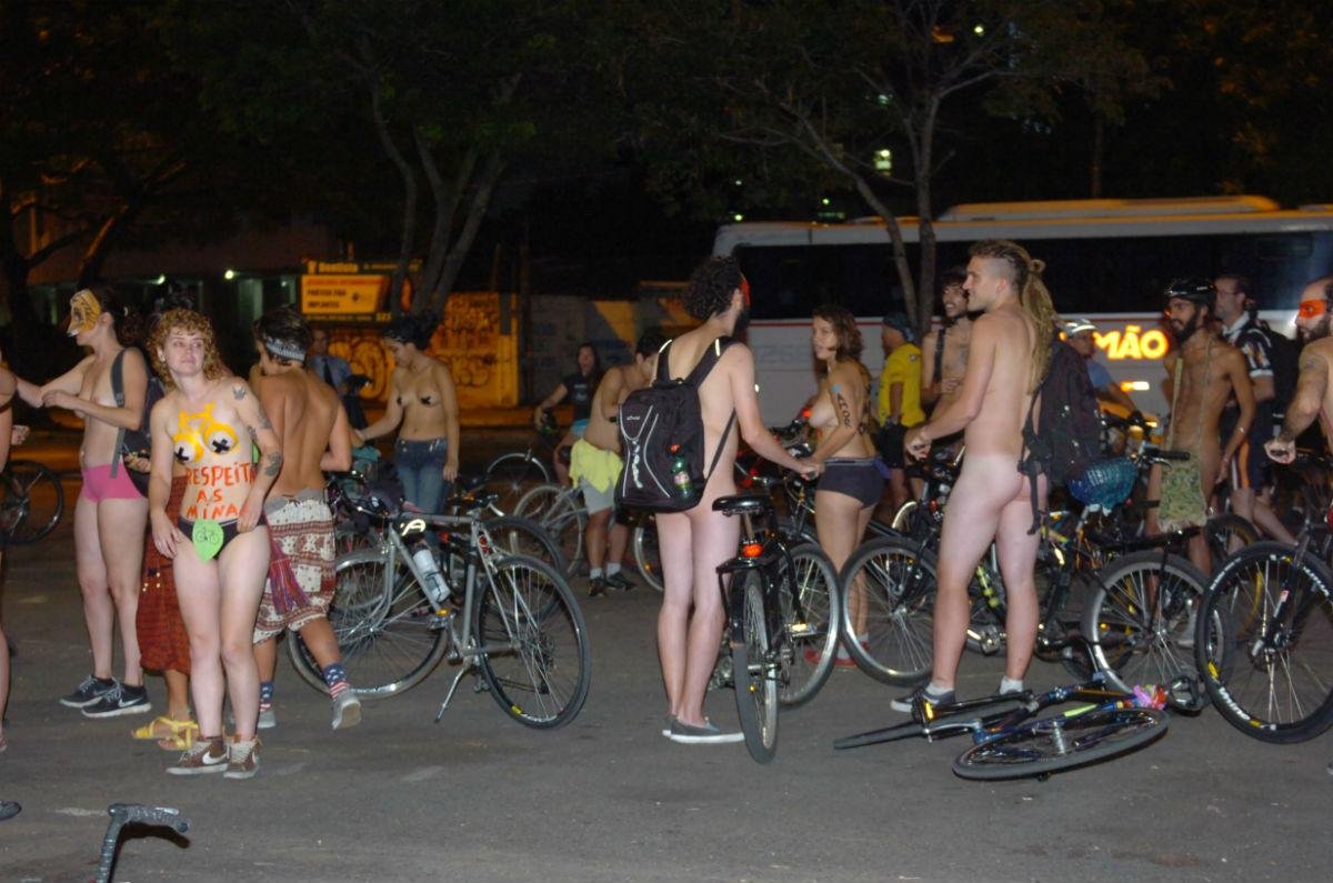 Pedalada pelada reuniu dezenas de ciclistas em Porto Alegre