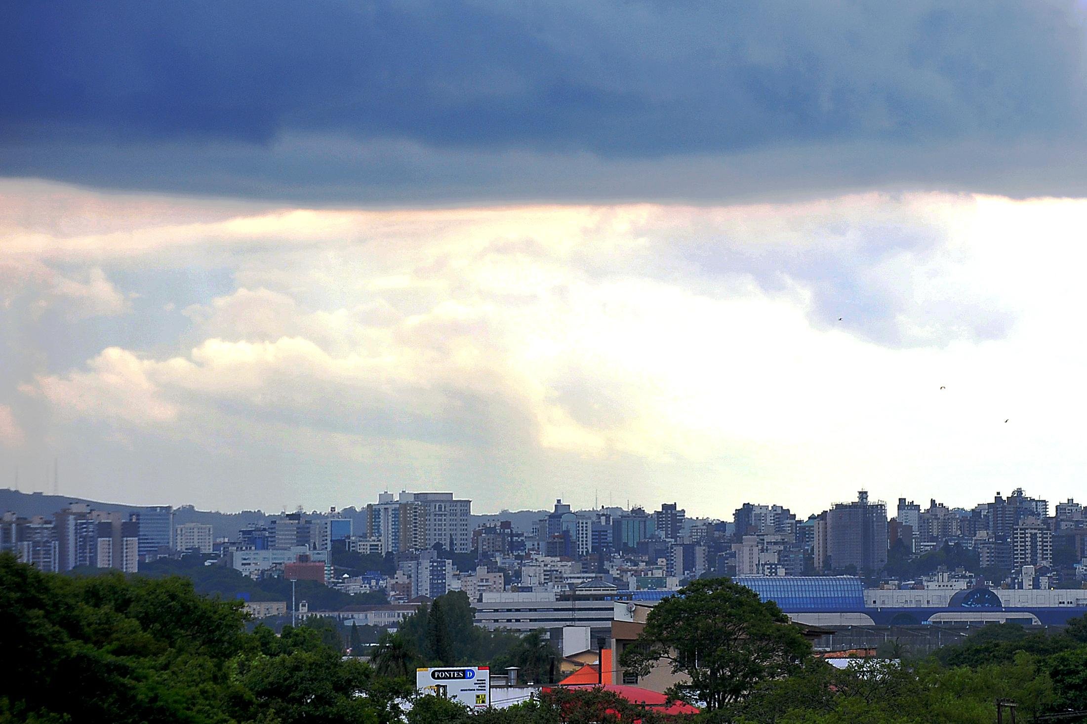 Domingo ter&aacute; sol e nuvens em Porto Alegre