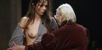 Vivienne Westwood subiu na passarela para ajeitar look da modelo