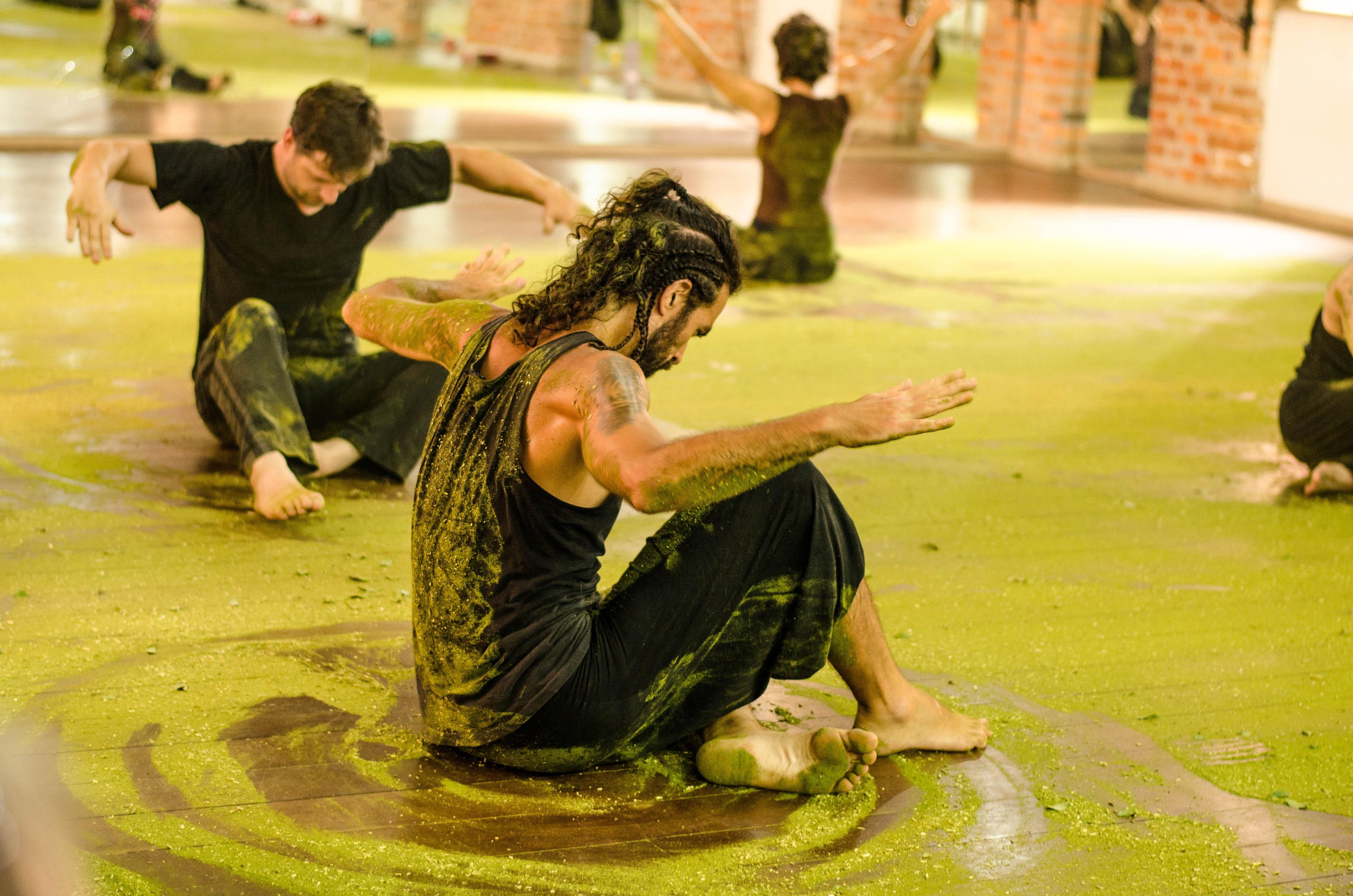 Em "Verde (In)tenso)" bailarinos reconstituem a complexa g&ecirc;nese do ga&uacute;cho