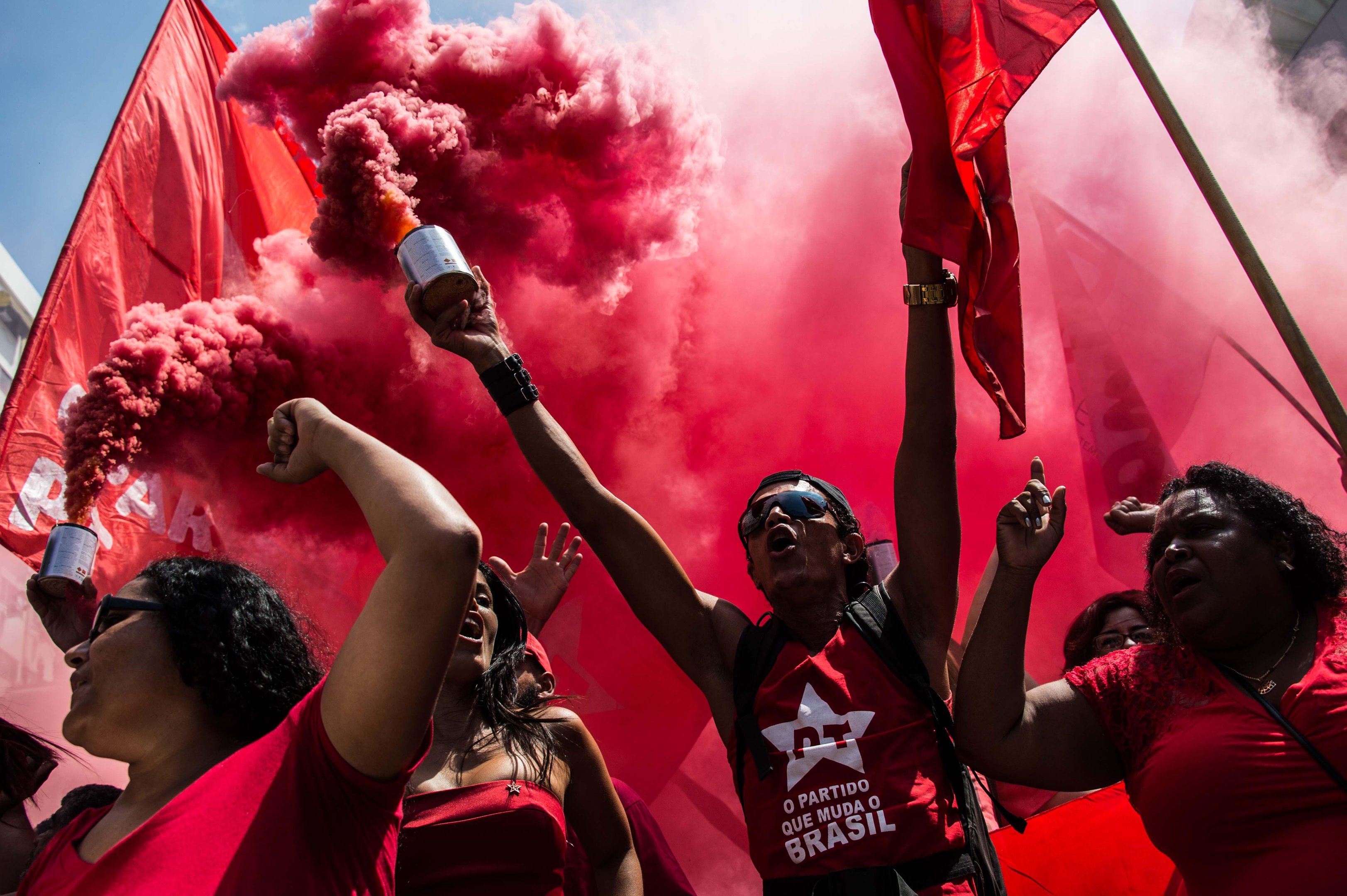 Manifesta&ccedil;&atilde;o protesta contra "persegui&ccedil;&atilde;o" a Lula no Rio