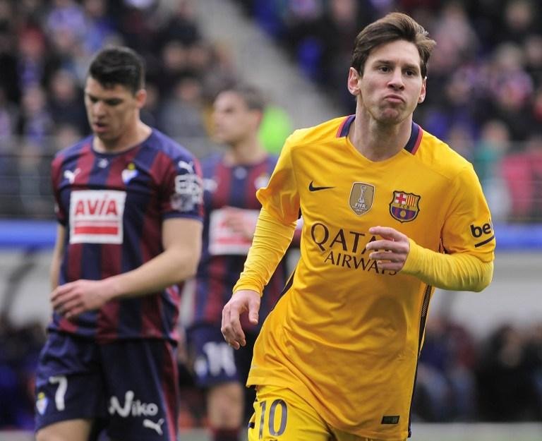 Messi e Su&aacute;rez brilham para manter Bar&ccedil;a na ponta