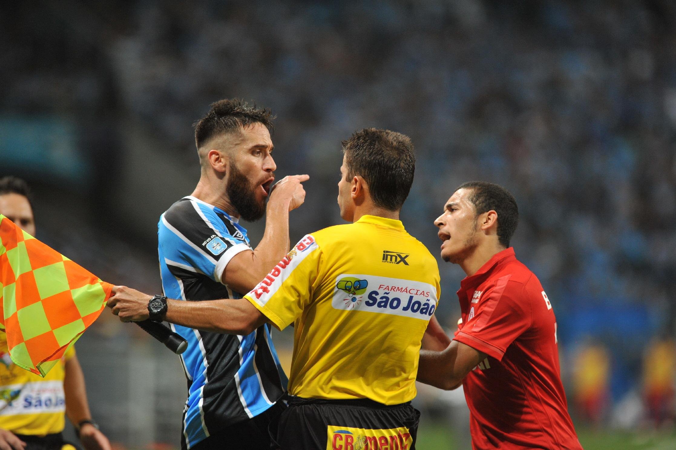 William tamb&eacute;m se desentendeu com Marcelo Oliveira no Gre-Nal