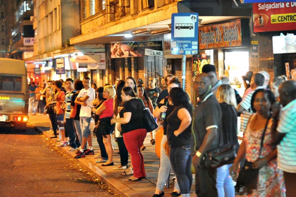 V&aacute;rios usu&aacute;rios do transporte p&uacute;blico ficaram no aguardo dos &ocirc;nibus atrasados