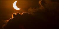 Habitantes e turistas registram eclipse na Indonésia
