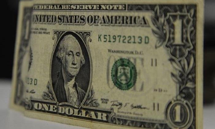 D&oacute;lar vai abaixo dos R$ 3,70 com cen&aacute;rio pol&iacute;tico e leil&otilde;es