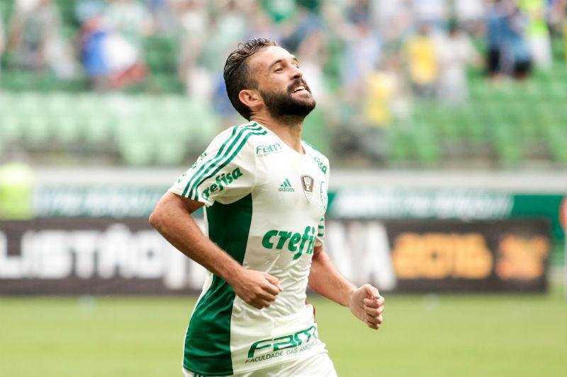 Inter mira Allione e Michel Bastos para meio-campo 