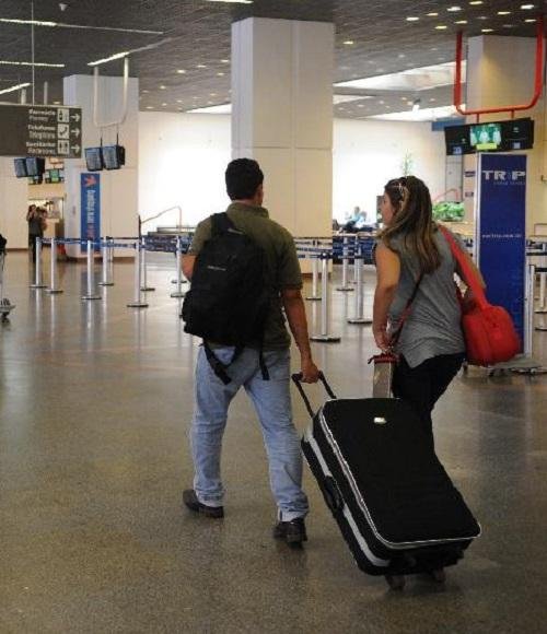 Brasileiros podem ter que pagar para despachar malas em voos