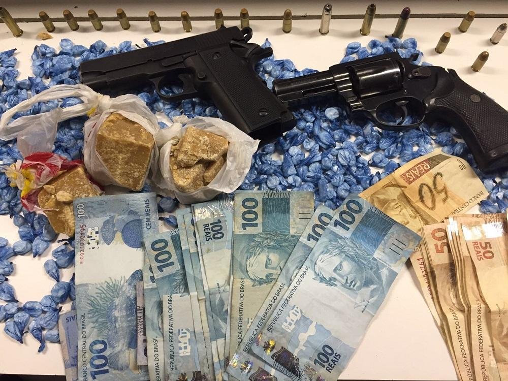 Foram apreendidos uma tornozeleira eletr&ocirc;nica, cerca de R$ 4,8 mil em dinheiro, drogas e duas armas de fogo