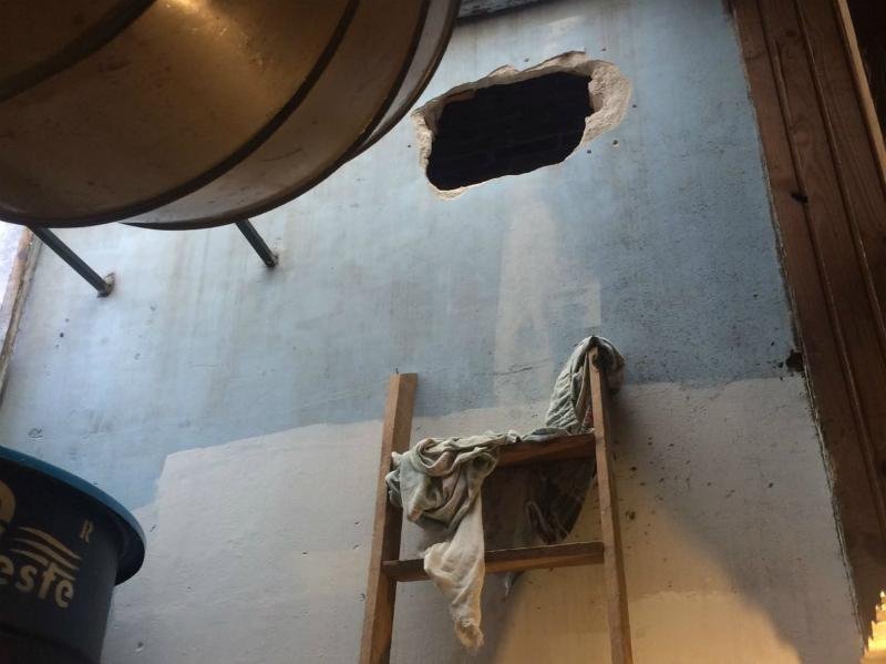 Criminosos usam forro de restaurante para invadir banco em Porto Alegre	