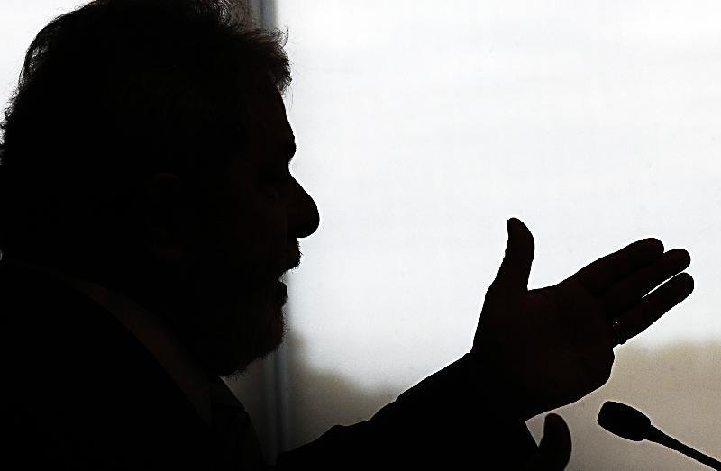 Processos pol&iacute;ticos elevam incerteza no pa&iacute;s