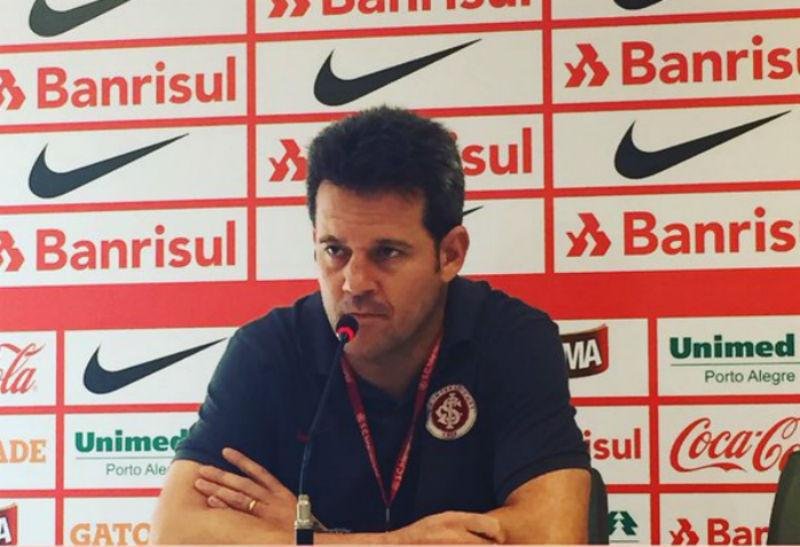 Argel elogiou zagueiros do elenco colorado