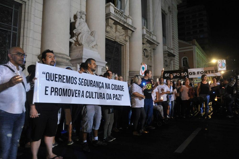 Apesar de a proposta inicial ter sido a de uma caminhada silenciosa, em v&aacute;rios momentos o grupo gritou por mais seguran&ccedil;a