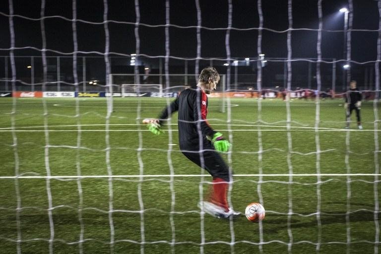 Van der Sar pega p&ecirc;nalti em volta aos gramados aos 45 anos