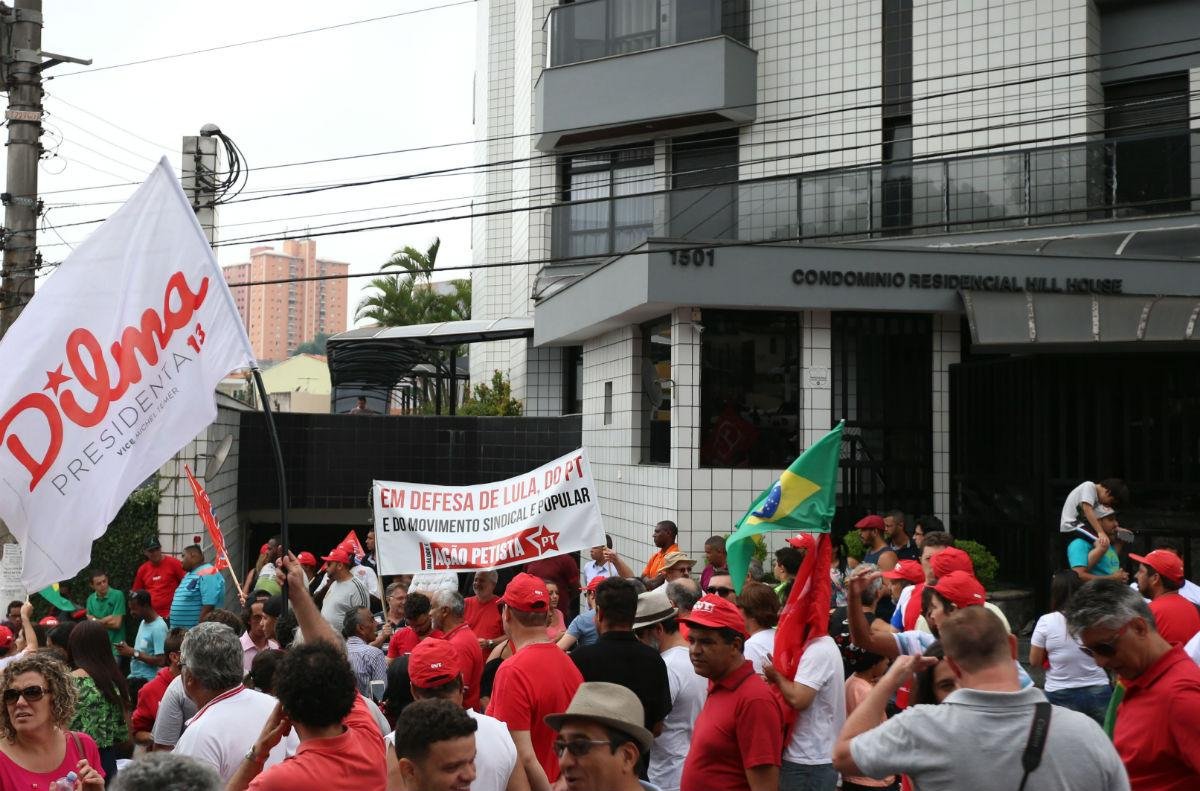 Manifestantes fazem ato de apoio a Lula em S&atilde;o Bernardo do Campo