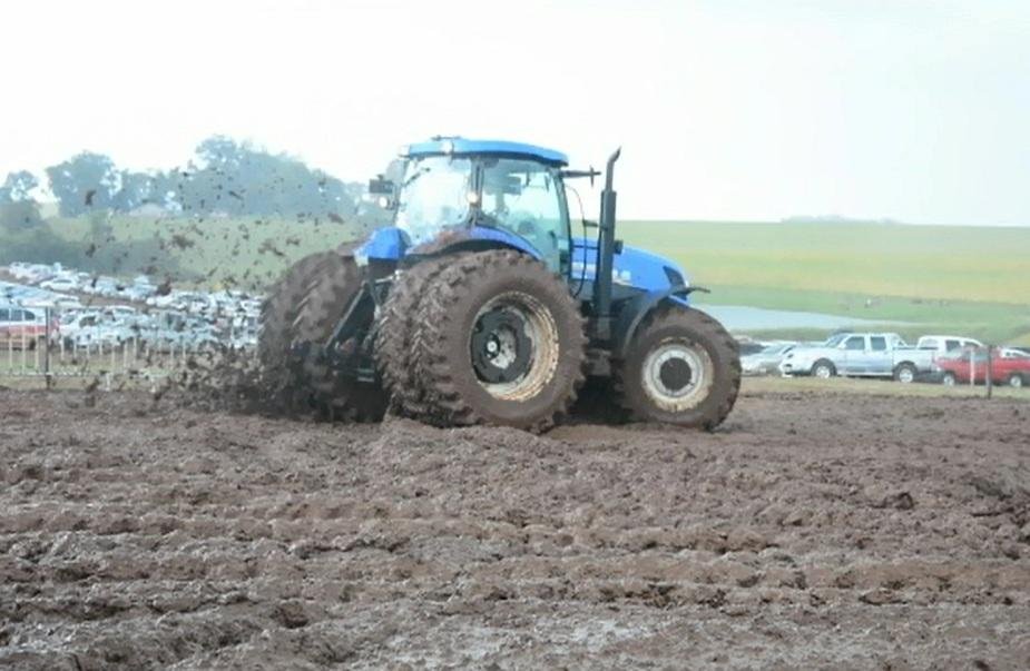 Super m&aacute;quinas da New Holland empolgaram p&uacute;blico na Expodireto