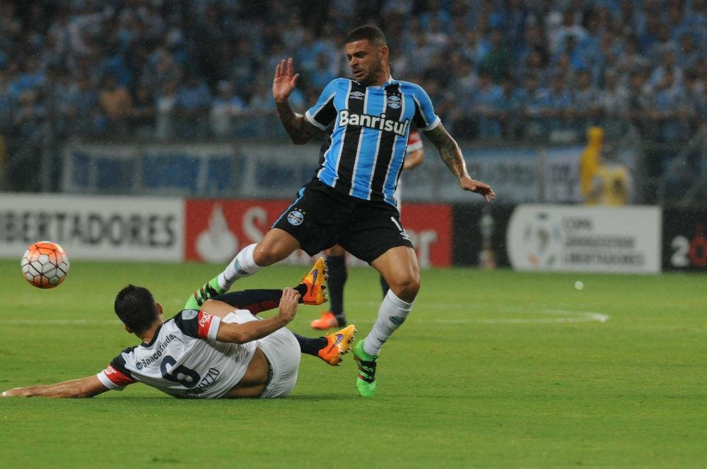 Edinho confia nos contra-ataques para Gr&ecirc;mio vencer San Lorenzo