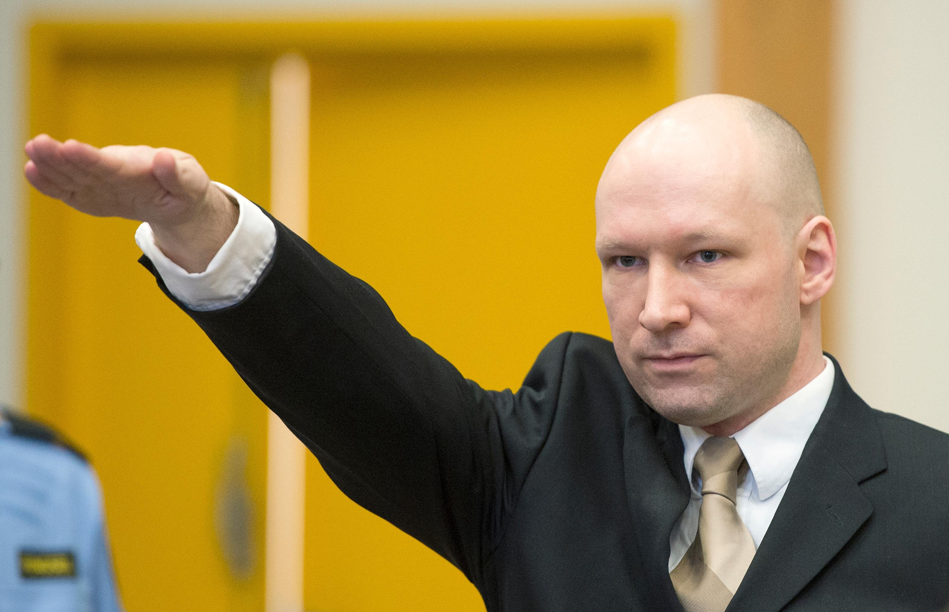 Assassino noruegu&ecirc;s faz sauda&ccedil;&atilde;o nazista em audi&ecirc;ncia sobre deten&ccedil;&atilde;o