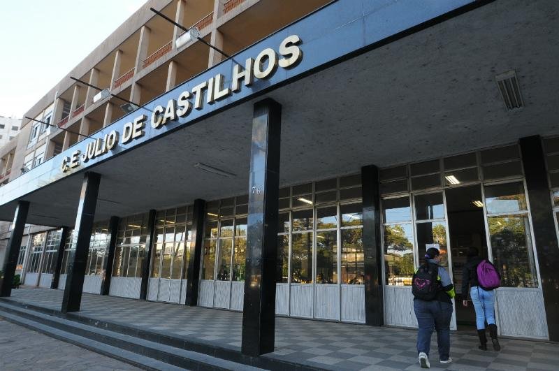 Paralisa&ccedil;&atilde;o de professores suspende aulas em escolas de Porto Alegre