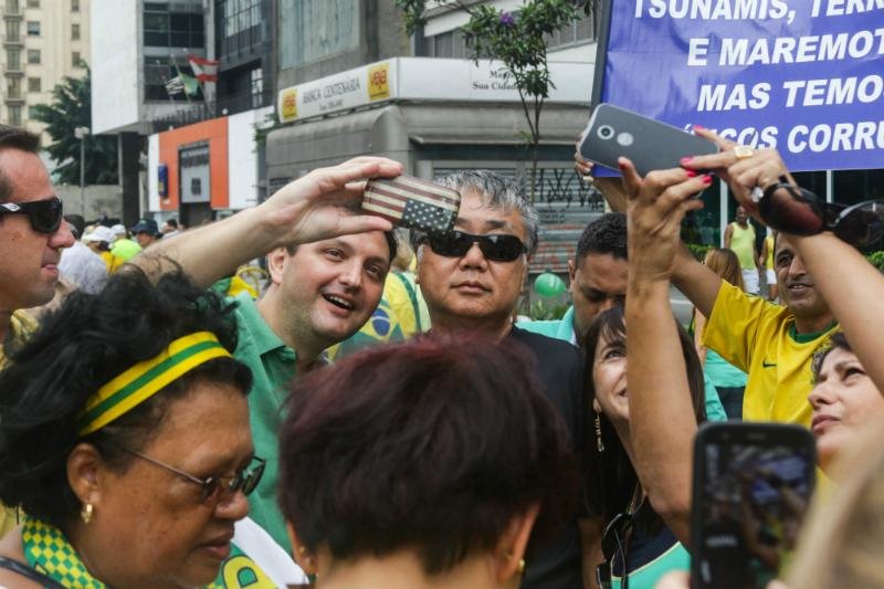 Manifestantes tiraram fotos com s&oacute;sia de Newton Ishii durante protestos
