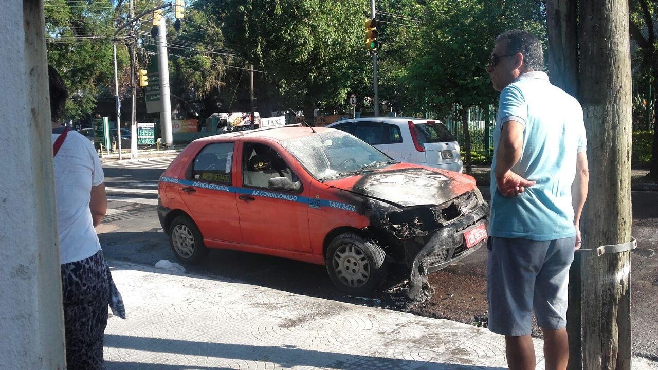 T&aacute;xi pega fogo na zona Sul de Porto Alegre 