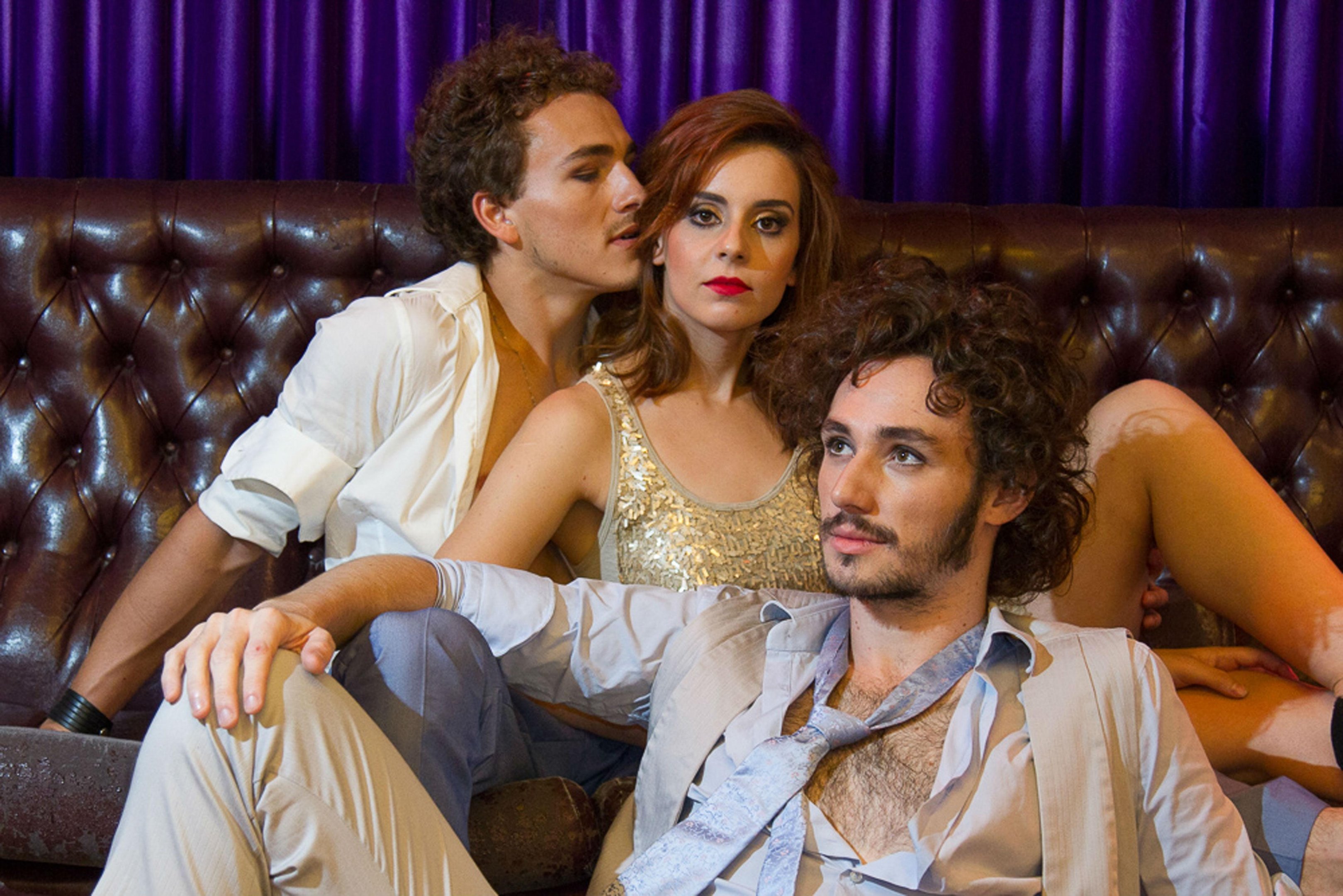 Os atores Roger Santos, Renata Stein e &Aacute;quila Mattos atuam sob a dire&ccedil;&atilde;o de Paulo Guerra