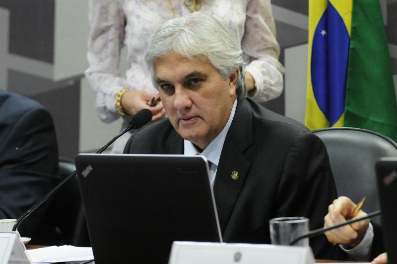 Senador, que teve dela&ccedil;&atilde;o homologada no STF, est&aacute; em licen&ccedil;a m&eacute;dica para realiza&ccedil;&atilde;o de exames at&eacute; o dia 22