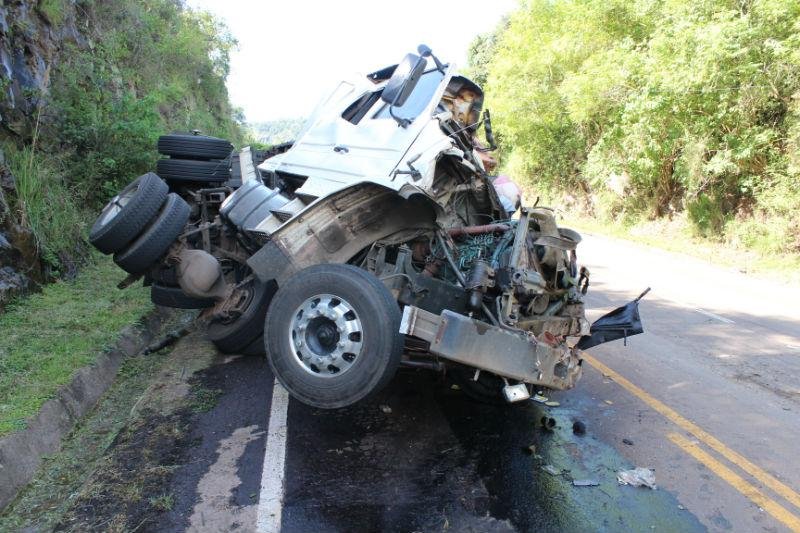 Caminh&atilde;o bateu contra parede de pedra