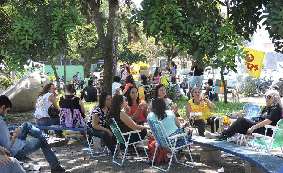 Servidores de Alvorada protestam em frente ao Executivo do munic&iacute;pio 