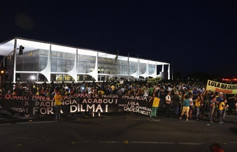 Oposicionistas protestam contra nomea&ccedil;&atilde;o de Lula em frente ao Planalto