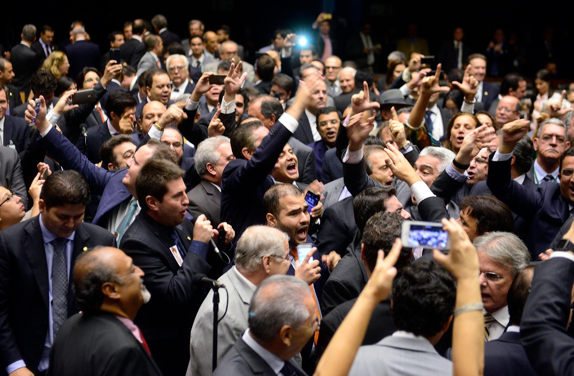 Oposi&ccedil;&atilde;o na C&acirc;mara pede ren&uacute;ncia de Dilma e pris&atilde;o de Lula