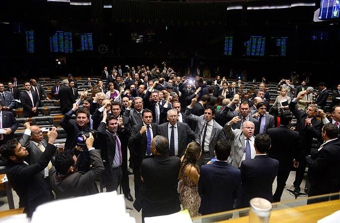 Deputados da oposi&ccedil;&atilde;o come&ccedil;aram uma manifesta&ccedil;&atilde;o ap&oacute;s divulga&ccedil;&atilde;o de liga&ccedil;&atilde;o grampeada pela PF 