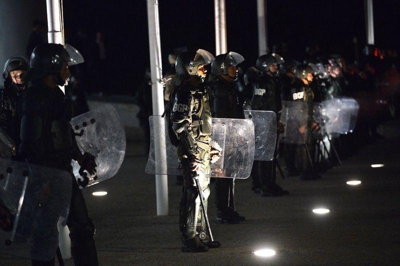 A seguran&ccedil;a no local foi refor&ccedil;ada, inclusive, com policiais de escudo e capacete