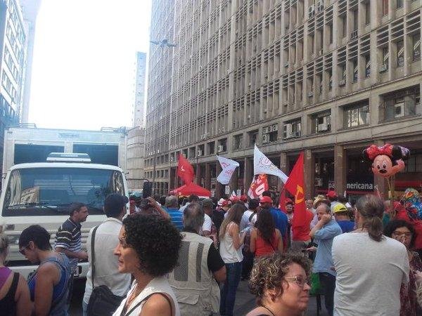 Manifesta&ccedil;&atilde;o a favor de Lula re&uacute;ne cerca de 250 na Esquina Democr&aacute;tica
