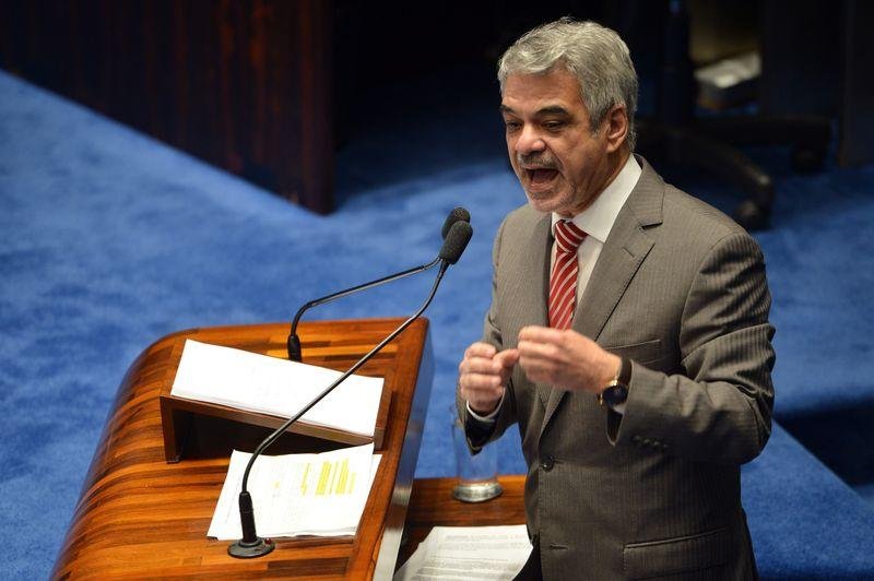 L&iacute;der do governo do Senado, Humberto Costa, afirma que n&atilde;o h&aacute; raz&atilde;o para que ex-presidente n&atilde;o possa ser ministro