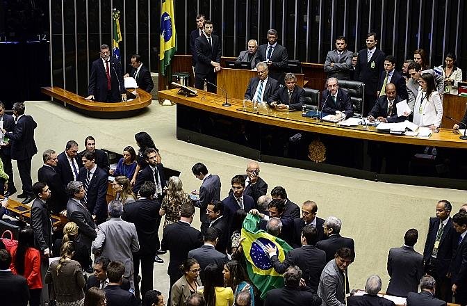 Plen&aacute;rio vota indica&ccedil;&otilde;es de partidos para comiss&atilde;o especial do impeachment