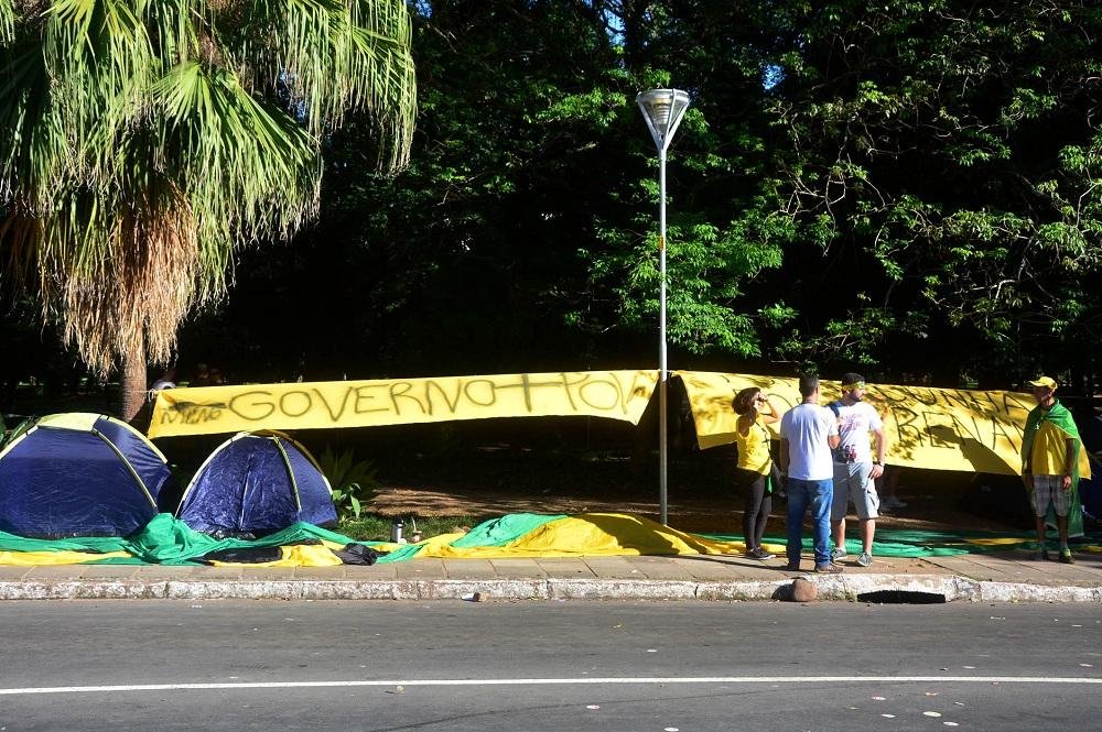 Manifestantes liberam avenida, mas seguem em vig&iacute;lia em Porto Alegre 
